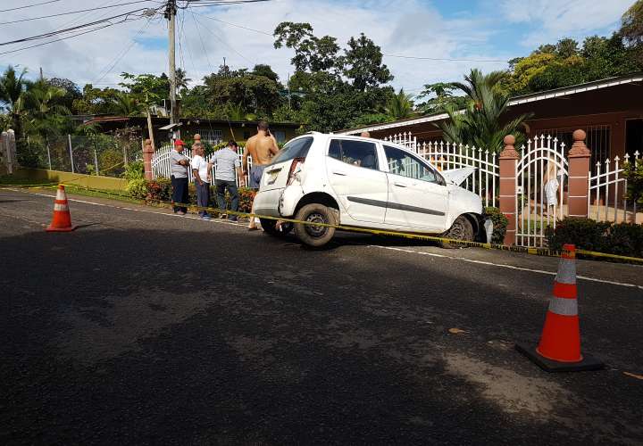 Tras el impacto el vehículo casi termina incrustado dentro de la residencia de la víctima.  /  Foto: Raimundo Rivera