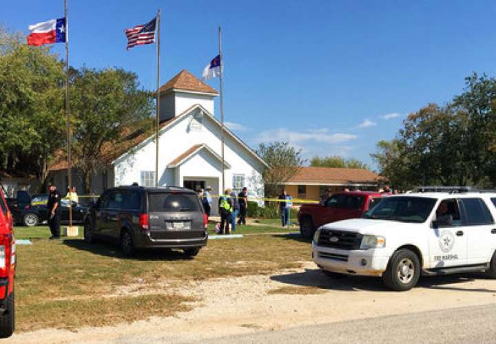 El personal de emergencia responde a un tiroteo fatal en una iglesia bautista en Sutherland Springs, Texas, el domingo 5 de noviembre de 2017. KSAT AP