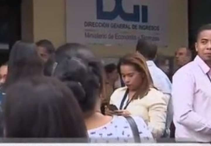 Funcionarios de la DGI en espera de respuesta esta tarde