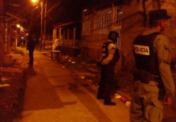 Tira y jala entre Policía y ‘repres’ en San Miguelito
