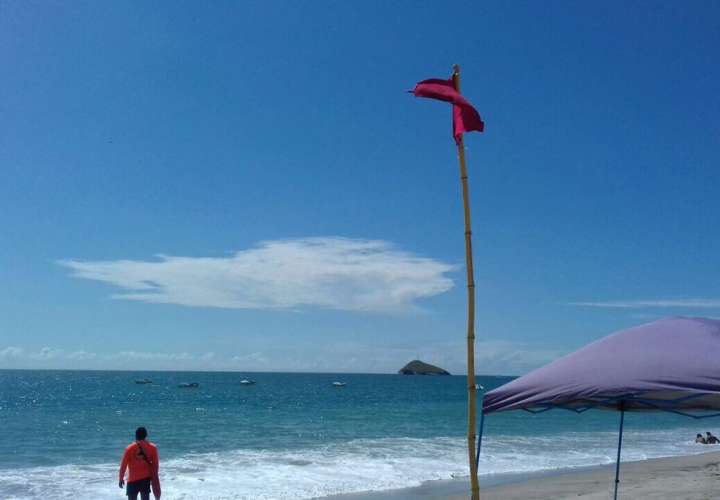 El Sinaproc colocó en playa Santa Clara bandera roja y luego amarilla cuando paso la resaca.  /  Foto: @SinaprocPanama