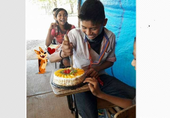 Niño conoce su primer pastel a los 12 años