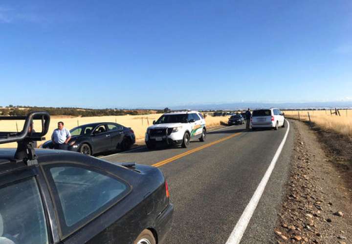 Cinta delictiva se bloquea en Rancho Tehama Road que conduce a la subdivisión Rancho Tehama al sur de Red Bluff, California, luego de un tiroteo fatal. / AP