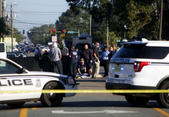 Los agentes del orden investigan un tiroteo fatal en el vecindario de Seminole Heights en Tampa, Florida. / AP
