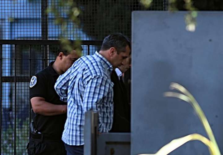 El técnico informático Diego Lagomarsino (d-atrás) llega custodiado a los Tribunales Federales de Comodoro Py para ser indagado por primera vez en calidad de imputado como supuesto partícipe en el homicidio del fiscal federal Alberto Nisman. EFE