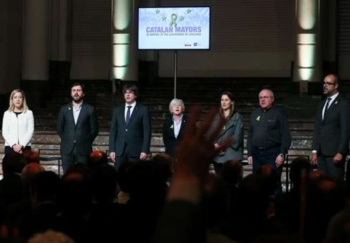 El expresidente de la Generalitat catalana Carles Puigdemont (3i), y los exconsellers Clara Ponsatí (c), Antoni Comín (2i), Mertixell Serret (3d), y Lluís Puig (2d), durante el acto que 200 alcaldes independentistas celebraron en Bruselas. /  EFE