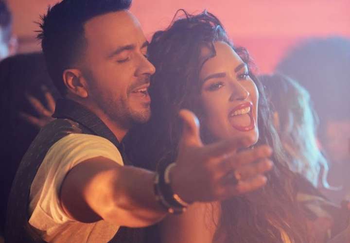 Fotografía promocional cedida del nuevo sencillo de Luis Fonsi con la cantante hispana Demi Lovato, 