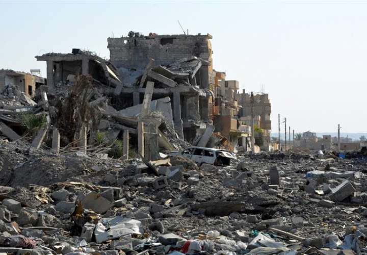 Ruinas de un edificio en medio de la ciudad destruida de Al Raqa (Siria). EFEArchivo)