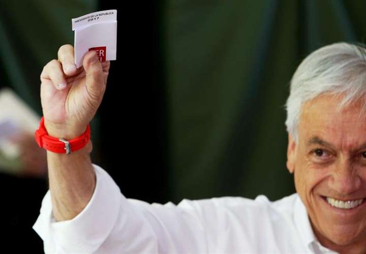 El expresidente de Chile y candidato presidencial de la coalición Chile Vamos, Sebastián Piñera, emite su voto hoy, domingo 19 de noviembre de 2017, durante la jornada de elecciones y parlamentarias en Santiago (Chile). EFE