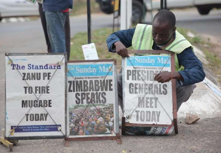 Un vendedor de periódicos vende números actuales de periódicos locales con titulares que exigen que el presidente zimbabuense Robert Mugabe vaya, en Harare, Zimbabwe. EFE