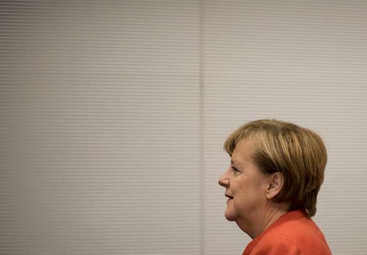 La canciller alemana, Angela Merkel, de la Unión Cristianodemócrata (CDU), a su llegada a una reunión de los grupos parlamentarios en el Bundestag (Parlamento) en Berlín, Alemania, hoy, 20 de noviembre de 2017. EFE