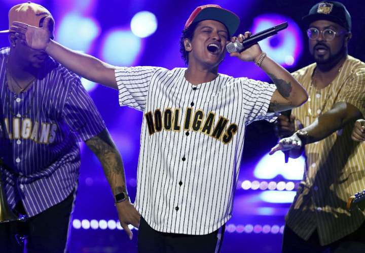 Bruno Mars reina en los American Music Awards