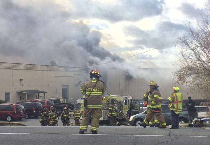Los bomberos trabajan en la escena de un incendio el lunes 20 de noviembre de 2017 en la fábrica de cosméticos Verla International en Temple Hill Road en New Windsor, Nueva York. /  AP