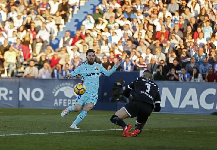 Lionel Messi domina el balón ante Iván Cuéllar del Leganes. Foto: AP