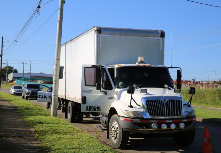 Amordazan a conductor para robar mercancía de camión