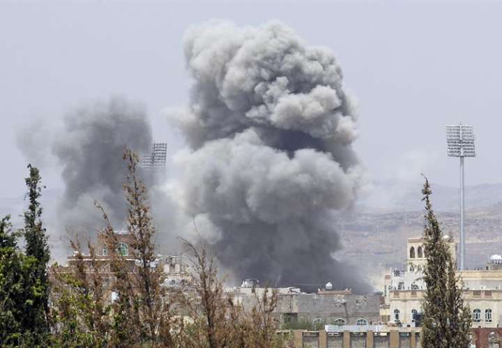 En la imagen, una columna de humo se eleva tras un bombardeo aéreo. EFE/Archivo