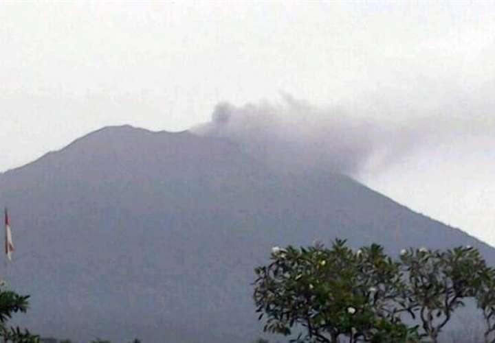 El monte Agung lanza ceniza volcánica en Karangasem, en la isla de Bali (Indonesia). / EFE