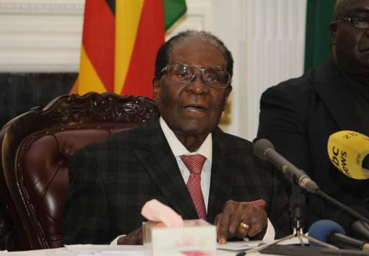 El presidente de Zimbabue, Robert Mugabe, ofrece una declaración televisada en Harare (Zumbabue). / EFE