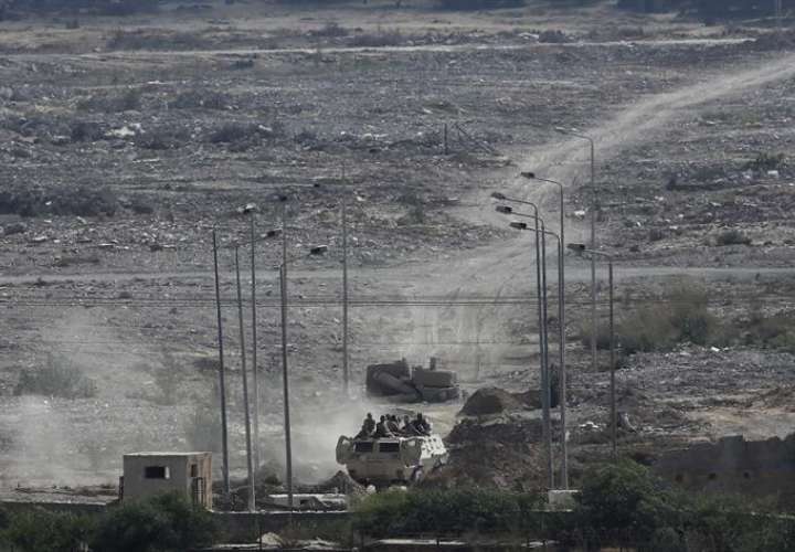 Un vehículo militar egipcio vigila la frontera entre Egipto y la Franja de Gaza. EFEArchivo