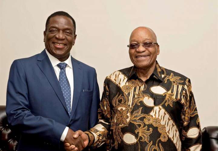 El vicepresidente de Zimbabue, Emmerson Mnangagwa (i), saluda al presidente sudafricano, Jacob Zuma (d), en Pretoria (Sudáfrica) hoy, 22 de noviembre de 2017. EFE