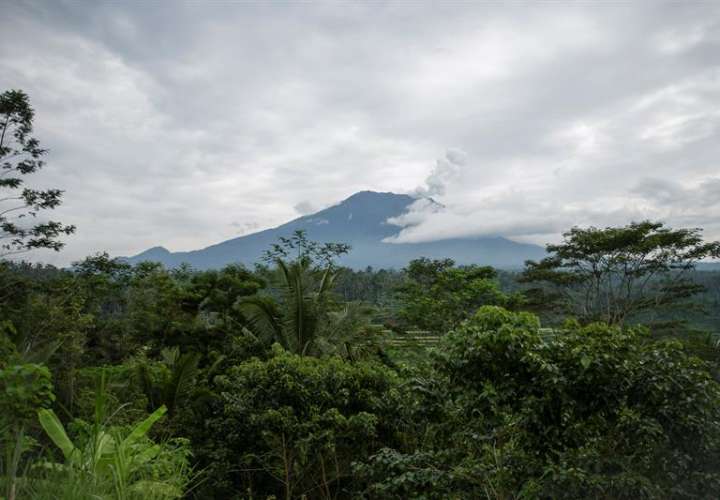 Vista general desde Karangasem del volcán Monte Agung arrojando humo, en Bali, Indonesia. / EFE