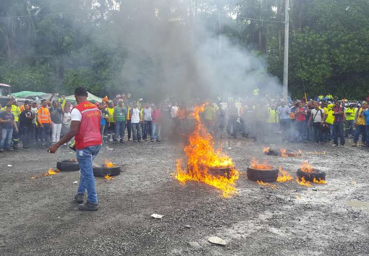 Obreros colonenses protestan por falta de pago y otras irregularidades