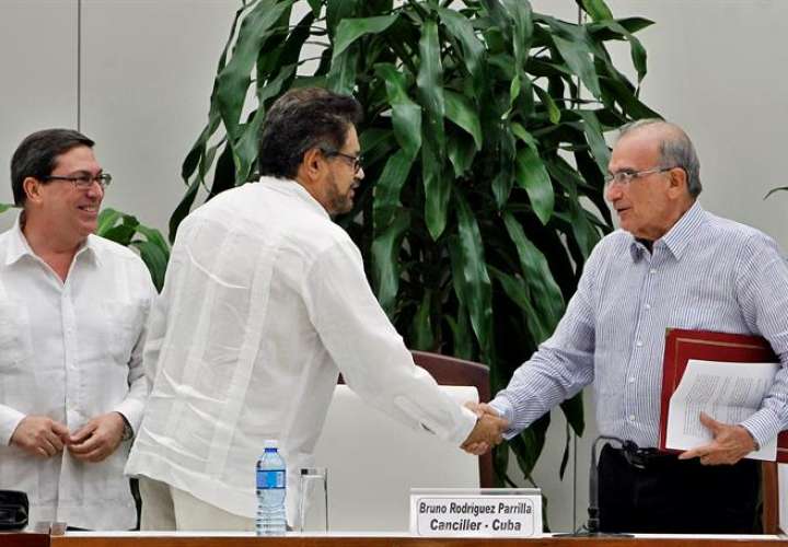 n la imagen, el jefe negociador del Gobierno colombiano, Humberto de la Calle (d) y el segundo jefe de las FARC y líder de los delegados de la guerrilla en La Habana, Luciano Marín (c), alias 