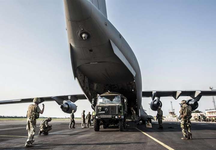 Fotografía facilitada por el Ministerio de Defensa británico que muestra a soldados británicos frente a un avión de transporte de la Fuerza Aérea Británica (RAF). EFEArchivo