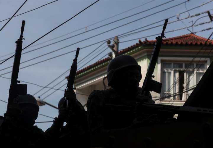 Agentes de la policía y las fuerzas armadas brasileñas durante un operativo en Río de Janeiro (Brasil). EFE/Archivo