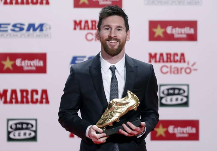 Lionel Messi, posa tras recibir la Bota de Oro por la temporada 2016-2017: Foto: EFE