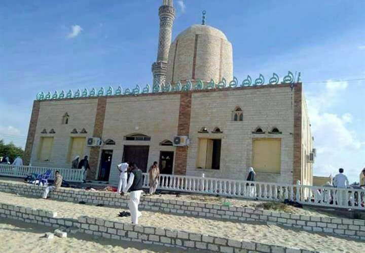 Varias personas permanecen en el exterior de una mezquita contra la que se ha perpetrado un ataque, en la ciudad de Al Arish, en el norte de la península del Sinaí (Egipto). / EFE