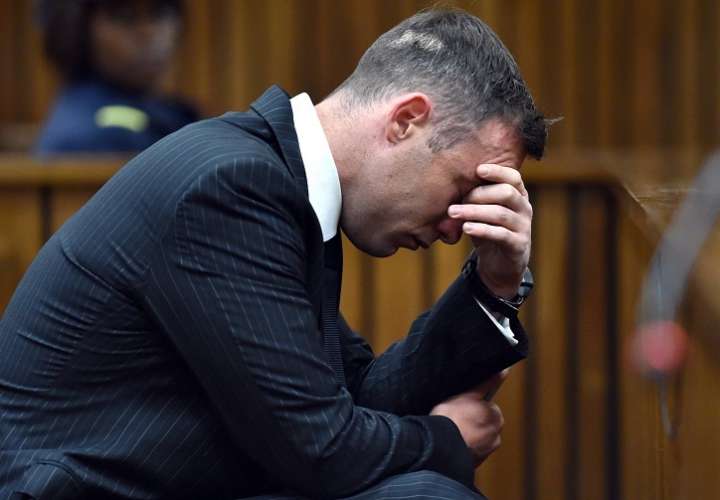 Oscar Pistorius durante un juicio en el Tribunal Superior de Pretoria en Sudáfrica. Foto: EFE