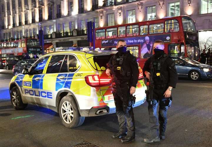 Varios policías vigilan la zona próxima a la estación de metro de Oxford Circus, en el centro de Londres (Reino Unido) hoy, 24 de noviembre de 2017. EFE