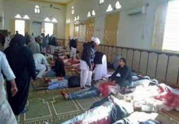 Elevan a 305 los muertos en la masacre contra una mezquita en Egipto