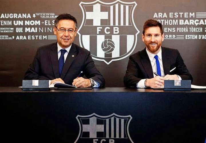 Josep Maria Bartomeu y Messi durante la firma del contrato/ AP