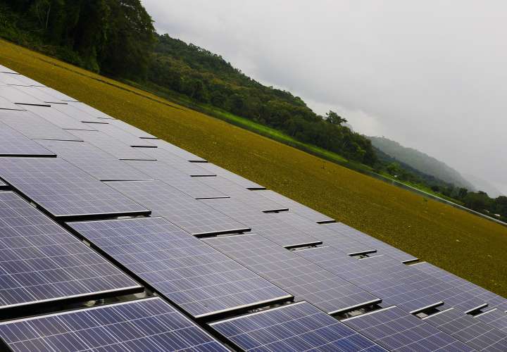 Paneles solares flotantes, una apuesta del Canal para  ser más verde