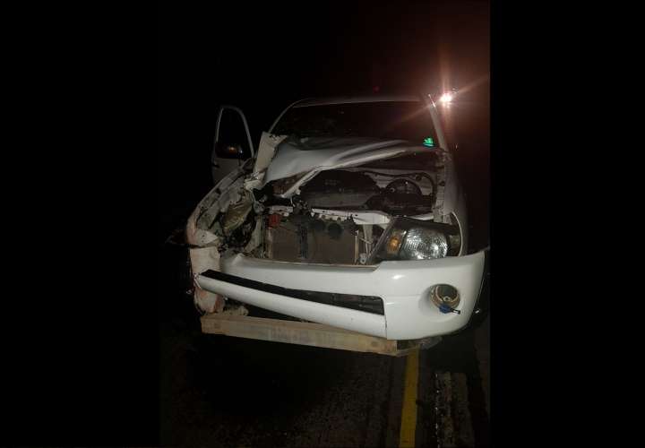 El vehículo involucrado en el suceso quedó con la parte frontal destruida.  /  Foto: @RetenChiriqui 