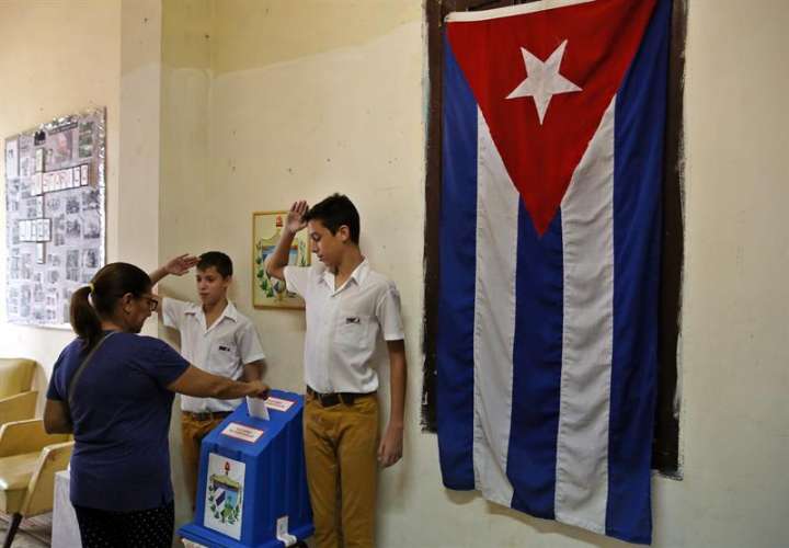 Una mujer vota en las elecciones municipales hoy, domingo 26 de noviembre de 2017, en un colegio electoral de La Habana (Cuba). EFE