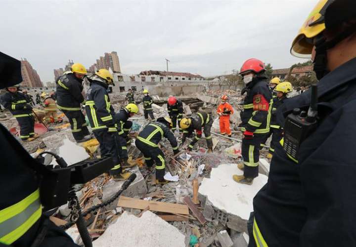 Trabajadores de rescate chinos buscan en el sitio de una explosión en la ciudad de Ningbo, provincia de Zhejiang, este de China. /  Foto: EFE