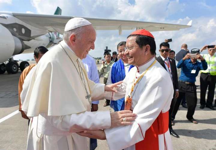 El arzobispo de Rangún, Charles Maung Bo (d), recibe al papa Francisco (i) a su llegada al aeropuerto internacional de Rangún (Birmania). EFE