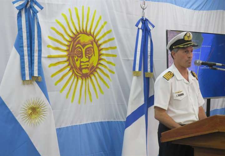 El portavoz de la Armada Argentina, Enrique Balbi, ofrece una rueda de prensa sobre la búsqueda del submarino ARA San Juan hoy, lunes 27 de noviembre de 2017, en Buenos Aires (Argentina). EFE