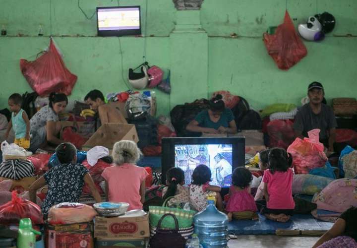 Varios evacuados se alojan en un refugio temporal en Klungkung, Bali (Indonesia) este lunes, 27 de noviembre. EFE