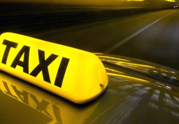 Detienen a dos personas transportando más de $70 mil en un taxi