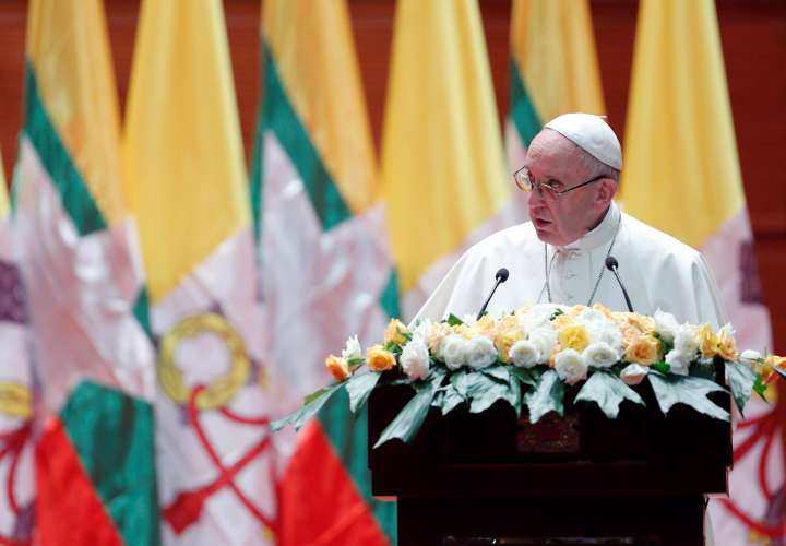 El papa no mencionó a los rohinyás en su visita a Birmania