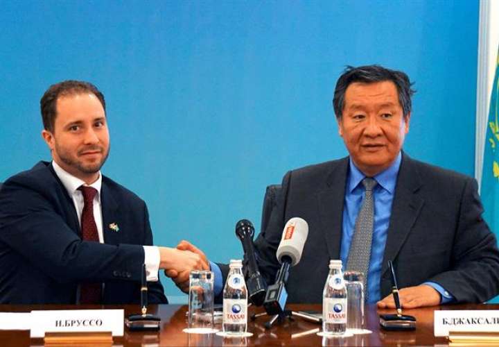  viceministro de Energía kazajo, Bakhytzhan Dzhaksaliyev (d), y el embajador canadiense en Kazajistán, Nicholas Brousseau (i) tras la firma del Memorando de Entendimiento para el fortalecimiento del Tratado de Prohibición de Ensayos Nucleares en Astaná.
