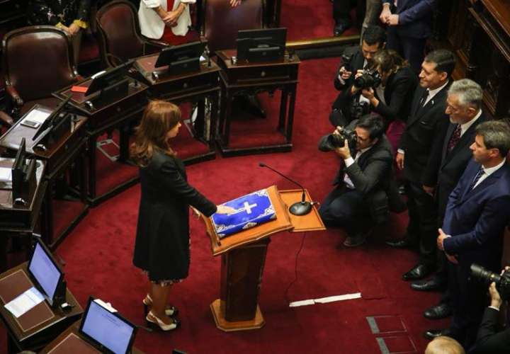  la expresidenta de Argentina Cristina Fernández de Kirchner (2007-2015) juró hoy, miércoles 29 de noviembre de 2017, su cargo como senadora nacional en la sesión especial en la que también lo hacen los otros 23 senadores que resultaron electos en las ele