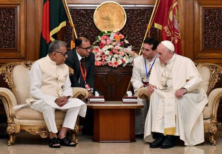 El presidente de Bangladesh, Abdul Hamid (izq), recibe al papa Francisco en el Palacio Presidencia, en Daca (Bangladesh). EFE