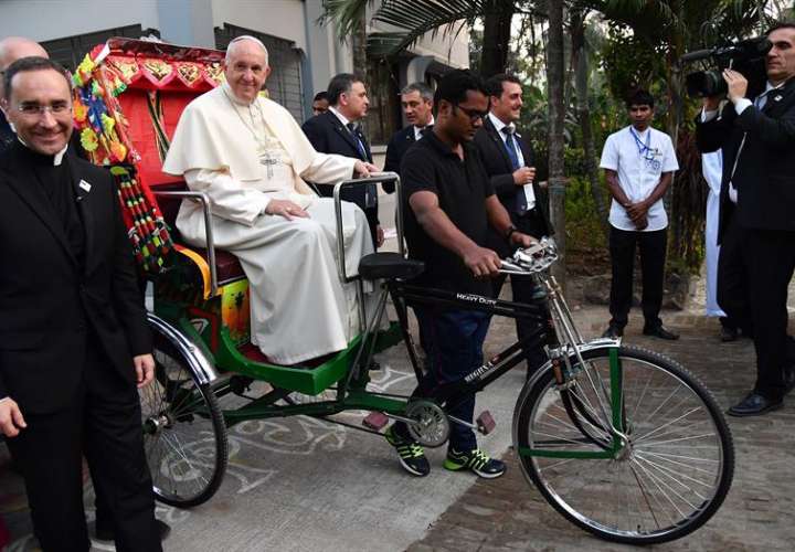 El papa Francisco llega montado en rickshaw, hoy a una reunión ecuménica e interreligiosa por la paz en el jardín del Arzobispado en Dacca (Bangladesh). EFE