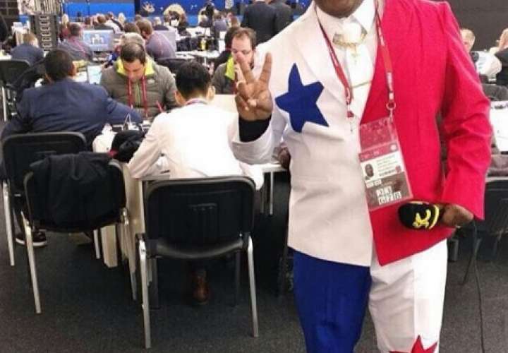 Jesús Santizo luce traje con diseño de la bandera de Panamá en Rusia
