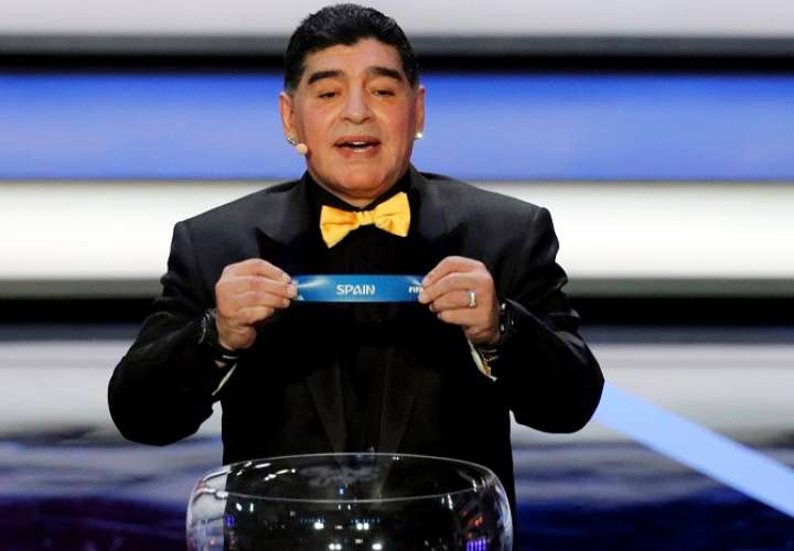Diego Armando Maradona muestra la papeleta de España. Foto: EFE